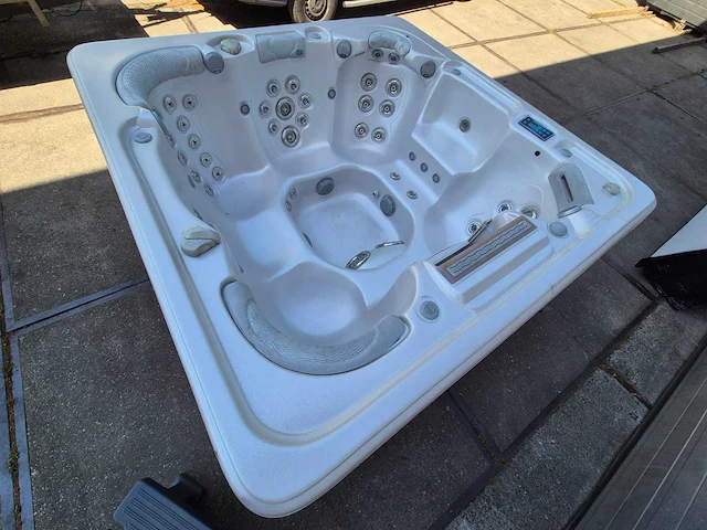 Island balboa 7 persoons amerikaans jacuzzi en buitenspa - afbeelding 12 van  19