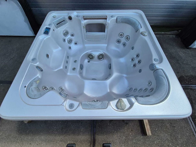 Island balboa 7 persoons amerikaans jacuzzi en buitenspa - afbeelding 15 van  19
