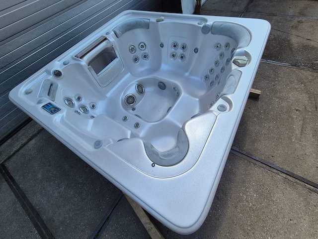 Island balboa 7 persoons amerikaans jacuzzi en buitenspa - afbeelding 16 van  19
