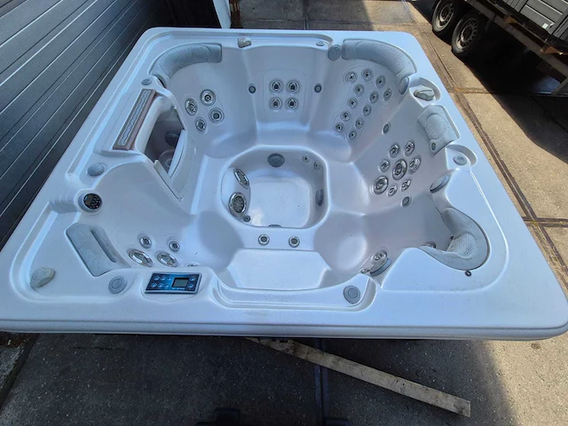 Island balboa 7 persoons amerikaans jacuzzi en buitenspa - afbeelding 17 van  19