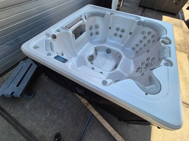 Island balboa 7 persoons amerikaans jacuzzi en buitenspa - afbeelding 18 van  19