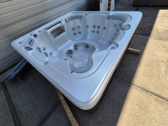 Island balboa 7 persoons amerikaans jacuzzi en buitenspa - afbeelding 19 van  19