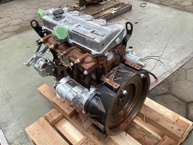 Isuzu 4 cilinder dieselmotor - afbeelding 2 van  5