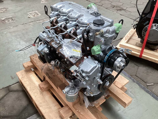 Isuzu 4 cilinder dieselmotor - afbeelding 4 van  5