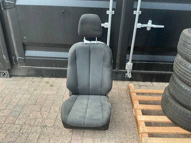 Isuzu d-max bestuurdersstoel - afbeelding 1 van  3