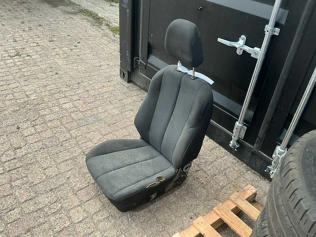 Isuzu d-max bestuurdersstoel - afbeelding 2 van  3