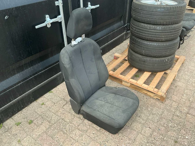 Isuzu d-max bestuurdersstoel - afbeelding 3 van  3