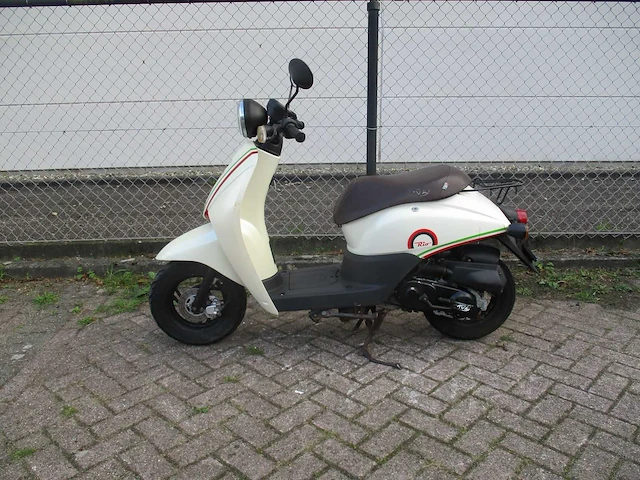 Iva - snorscooter - rio 50 - scooter - afbeelding 1 van  11