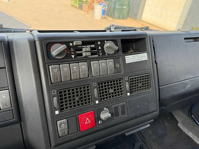 Iveco - eurotrakker - vrachtwagen - afbeelding 32 van  39