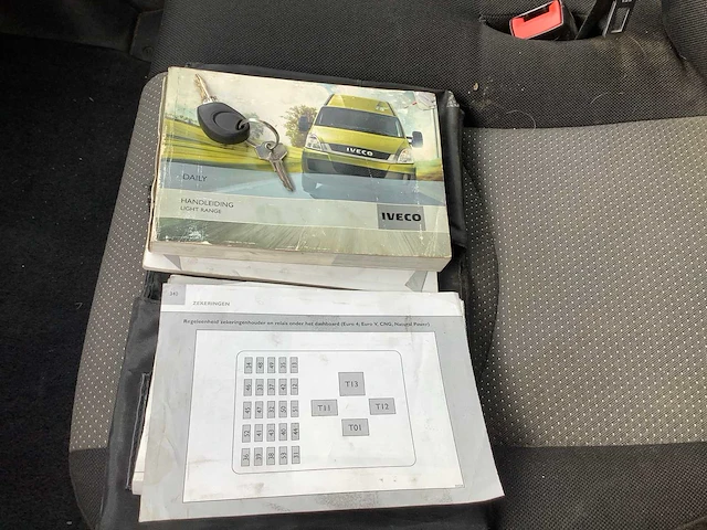Iveco daily bedrijfswagen opleggertrekker - afbeelding 24 van  30