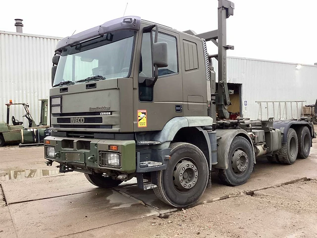 Iveco euro trakker vrachtwagen met haakarmsysteem - afbeelding 1 van  21