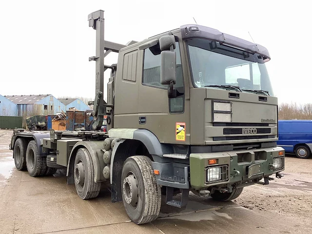 Iveco euro trakker vrachtwagen met haakarmsysteem - afbeelding 2 van  21
