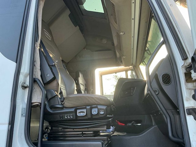 Iveco stralis 480 e6 opleggertrekker + geïsoleerde aluminium kieptrailer - afbeelding 51 van  71