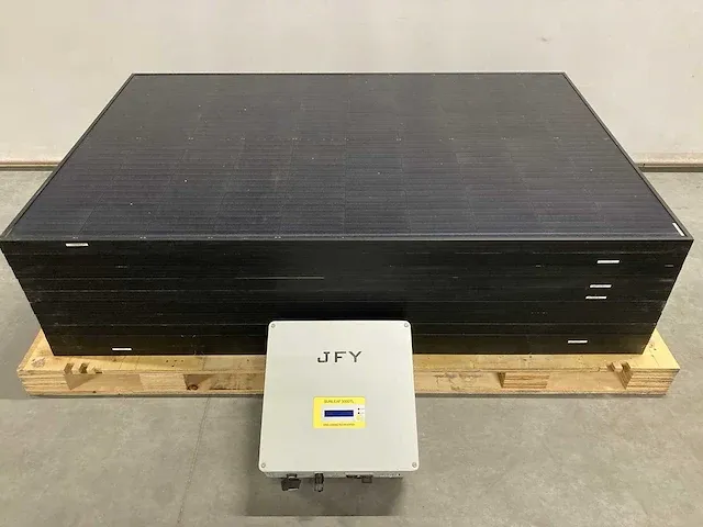 Izen - mp1720330 - set van 10 gebruikte full black zonnepanelen (330 wp) en 1 gebruikte jfy 3.0 omvormer (1-fase) - afbeelding 1 van  9
