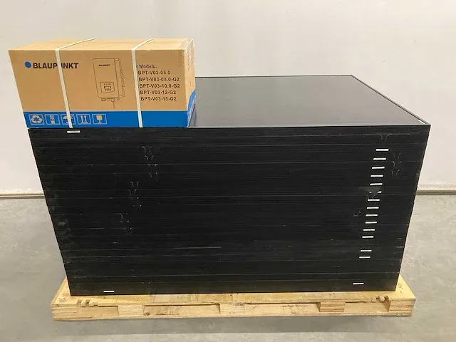 Izen - mp1720330 - set van 22 gebruikte full black zonnepanelen (330 wp) en 1 nieuwe blaupunkt bpt-v03-6.0 omvormer (3-fase) - afbeelding 1 van  10