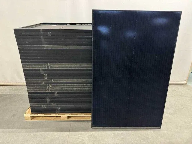 Izen - mp1720330 - set van 36 gebruikte full black zonnepanelen en 1 nieuwe solis10.0 omvormer (3-fase) - afbeelding 3 van  10