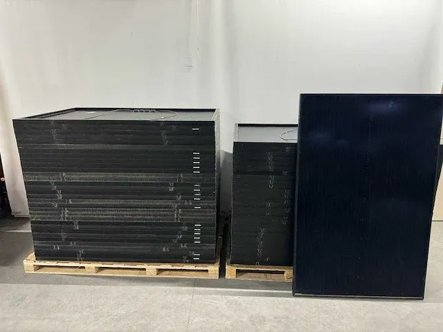 Izen - mp1720330 - set van 40 gebruikte full black zonnepanelen (330 wp) - afbeelding 1 van  5