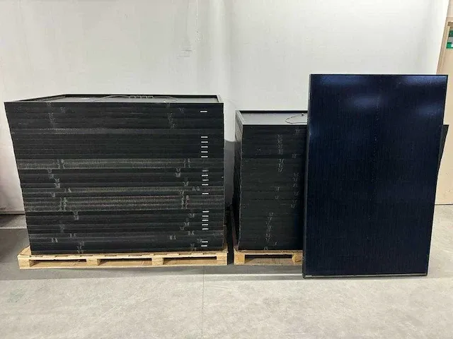 Izen - mp1720330 - set van 60 gebruikte full black zonnepanelen (330 wp) - afbeelding 1 van  5