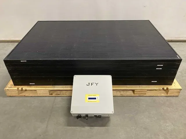 Izen - mp1720330 - set van 8 gebruikte full black zonnepanelen (330 wp) en 1 gebruikte jfy 3.0 omvormer (1-fase) - afbeelding 1 van  9
