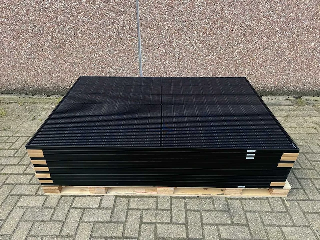 Ja solar - set van 10 full black zonnepanelen (395 wp) en 1 solax x1-3.3-t-d(l) omvormer (1-fase) - afbeelding 2 van  7