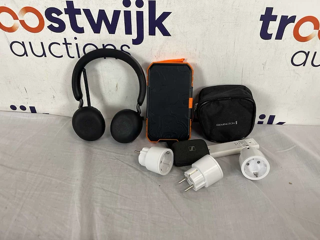 Jabra headset | remington scheerapparaat |klikaanklikuit stekkers | sennheiser oordopjes | airpods | xtorm powerbank - afbeelding 1 van  1