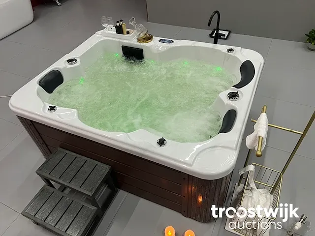 Jacuzzi 3 persoons - afbeelding 1 van  9