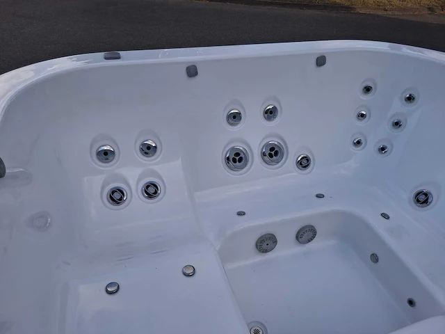 Jacuzzi 5 persoons jacuzzi en buitenspa - afbeelding 12 van  20