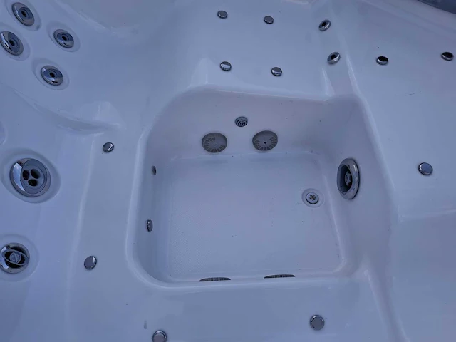Jacuzzi 5 persoons jacuzzi en buitenspa - afbeelding 15 van  20
