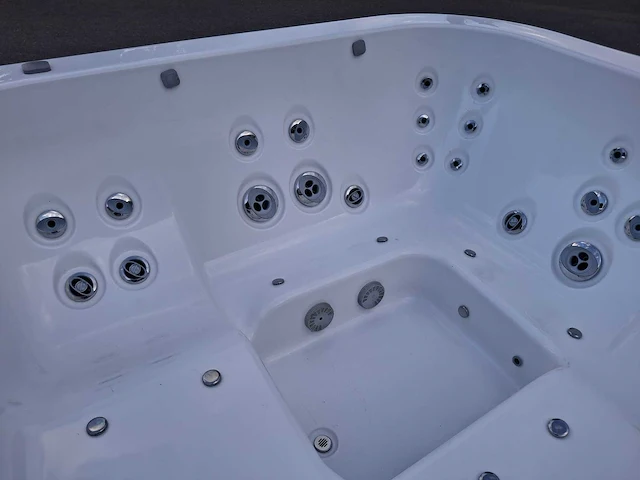 Jacuzzi 5 persoons jacuzzi en buitenspa - afbeelding 16 van  20
