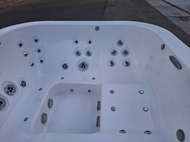 Jacuzzi 5 persoons jacuzzi en buitenspa - afbeelding 17 van  20