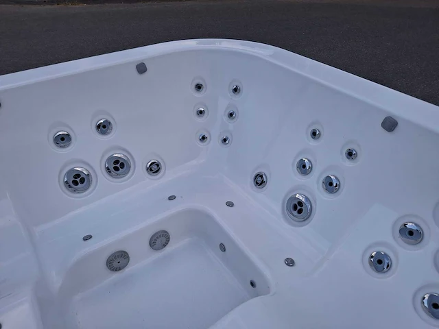 Jacuzzi 5 persoons jacuzzi en buitenspa - afbeelding 18 van  20