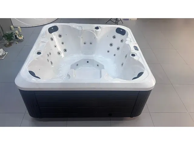 Jacuzzi 6/7 persoons - afbeelding 1 van  4