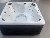 Jacuzzi 6/7 persoons - afbeelding 1 van  4