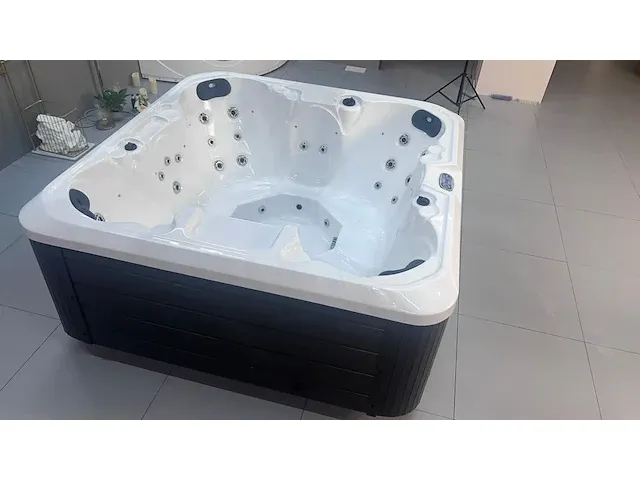 Jacuzzi 6/7 persoons - afbeelding 2 van  4