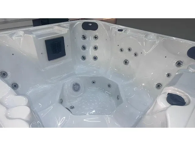 Jacuzzi 6/7 persoons - afbeelding 3 van  4