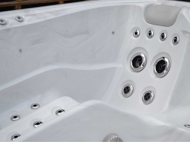 Jacuzzi en buitenspa - vonato - lunaro - vrijstaand 5 persoons bad - afbeelding 4 van  9