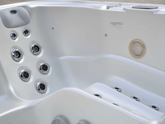 Jacuzzi en buitenspa - vonato - selvira - vrijstaand 5 persoons bad - afbeelding 4 van  10