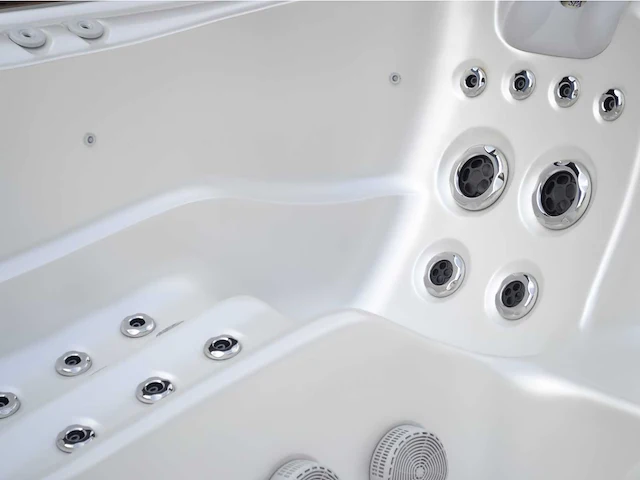 Jacuzzi en buitenspa - vonato - selvira - vrijstaand 5 persoons bad - afbeelding 5 van  10