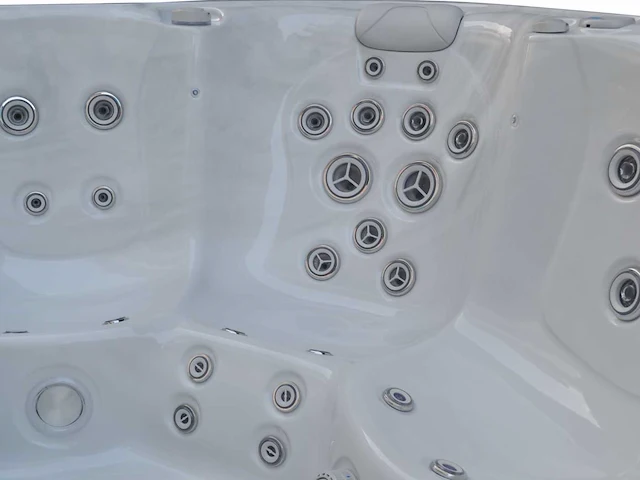 Jacuzzi en buitenspa - vonato - voltra - vrijstaand 5 persoons bad - afbeelding 3 van  8