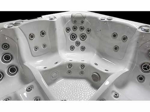 Jacuzzi en buitenspa - vonato - voltra - vrijstaand 5 persoons bad - afbeelding 5 van  8