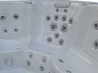 Jacuzzi en buitenspa - vonato - voltra - vrijstaand 5 persoons bad - afbeelding 3 van  8