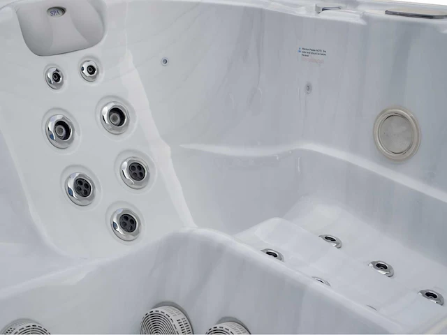 Jacuzzi en buitenspa - vonato - zorenta - vrijstaand 5 persoons bad - afbeelding 2 van  14