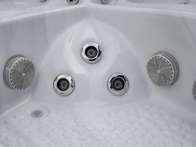 Jacuzzi en buitenspa - vonato - zorenta - vrijstaand 5 persoons bad - afbeelding 5 van  14
