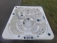 Jacuzzi en buitenspa - afbeelding 1 van  26
