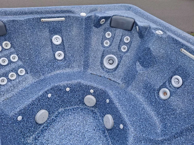 Jacuzzi en buitenspa - afbeelding 6 van  28