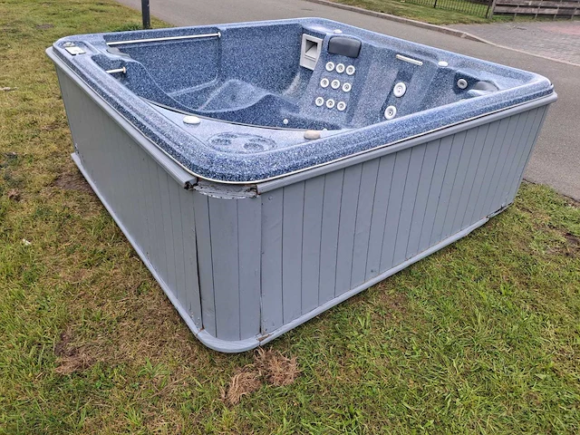 Jacuzzi en buitenspa - afbeelding 10 van  28