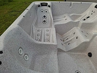 Jacuzzi en buitenspa - afbeelding 9 van  31
