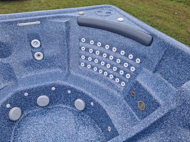 Jacuzzi en buitenspa - afbeelding 2 van  28