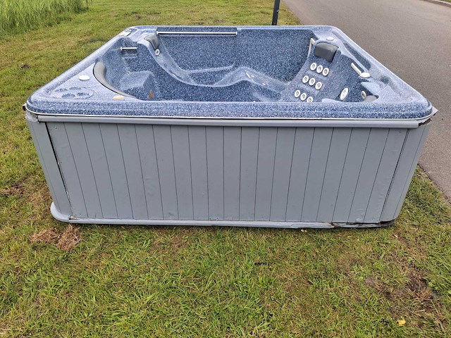 Jacuzzi en buitenspa - afbeelding 13 van  28