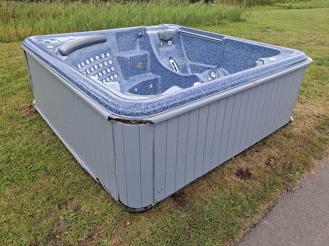 Jacuzzi en buitenspa - afbeelding 14 van  28